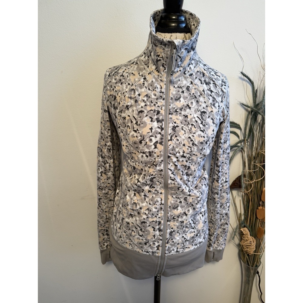 Lululemon Nice Asana Jacket Not‎ So Petite Fleur Silver Spoon Abstract Gray Sz 8